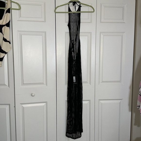 PrettyLittleThing Crochet Netted Halterneck Side Split Beach Dress in Black - Picture 4 of 5